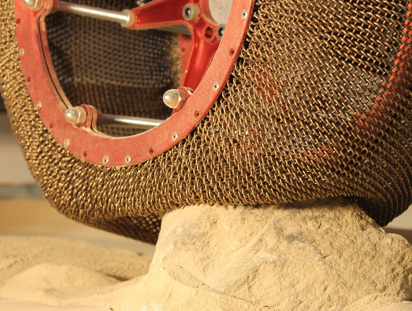 NASA's superelastic Nitinol mesh tyre